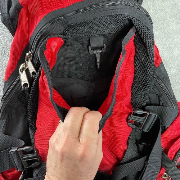 Vintage Oakley Icon Backpack Red Black Bag Nylon •One Side Pocket Zipper Issue• - Picture 8 of 16